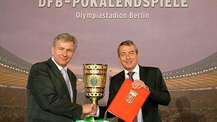 Berlins Regierender Bürgermeister Klaus Wowereit, der Generalsekretär des Deutschen Fußball Bundes (DFB), Wolfgang Niersbach - und der DFB-Pokal.