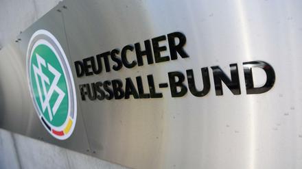 Logo und Schriftzug sind vor der Zentrale des Deutschen Fußball-Bundes (DFB). 