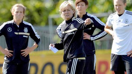 Nationaltrainerin Silvia Neid versucht ihre Spielerinnen vor der Europameisterschaft auf ein gemeinsames Ziel einzuschwören.