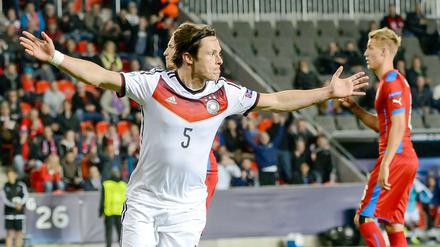Herthas Nico Schulz feiert seinen Treffer zum 1:0 für die deutsche U 21.