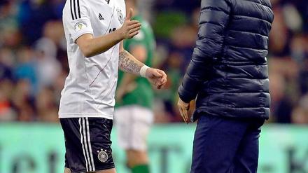 Der Trainer und sein Toröffner. Joachim Löw (r.) beglückwünscht Marco Reus zu seinen beiden Toren beim 6:1 gegen Irland.