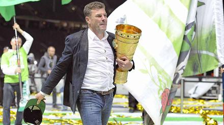 Berlin, Berlin, ich bring' ihn nach Berlin. VfL-Wolfsburg-Trainer Dieter Hecking mit dem DFB-Pokal unterm Arm.