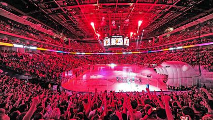 So sah das mal aus. Die volle Mercedes-Benz-Arena in Berlin bei einem Eishockeyspiel der Eisbären.