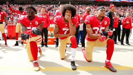 Auf die Knie. Der Quarterback Colin Kaepernick (M.), 2016 noch für die San Francisco 49ers aktiv, protestiert mit Eli Harold (l.) und Eric Reid (r.) während die Nationalhymne läuft.