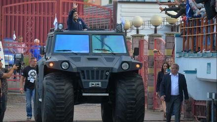 Ich grüße Sie! Diego Maradona fährt in brest mit einem militärisch anmutenden Jeep vor. 