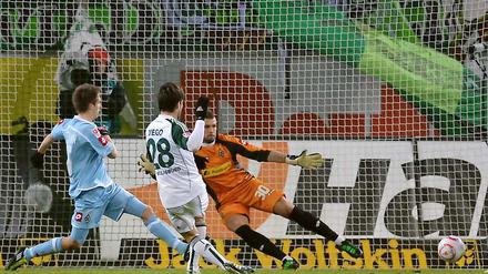 Gegen die Laufrichtung von Gladbachs Torwart Bailly schiebt Wolfsburgs Diego den Ball ins Tor der Gäste.