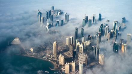 Weißer Rauch in Doha. Die Hauptstadt Katars im Nebel. 