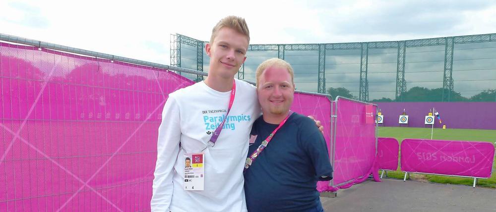 Paralympics-Reporter Dominik Prüfer mit dem US-Schützen Matt Stutzman.
