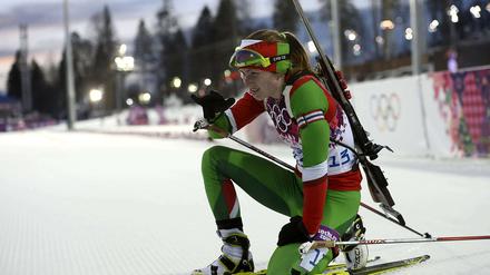 Darja Domratschewa macht es wie es Martin Fourcade bei den Männern und gewinnt nach der Verfolgung auch das Einzelrennen im Biathlon.