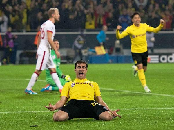 Rutschpartie. Dortmunds Sokratis (vorne) feiert seinen Treffer zum 2:0 gegen Galatasaray Istanbul.