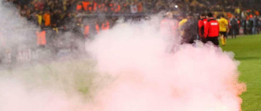 Wegen Feuerwerkskörper aus dem Istanbuler Fanblock stand das Spiel kurz vor dem Abbruch