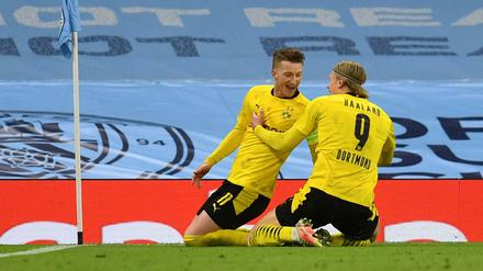 Die Hoffnung lebt. Marco Reus und Erling Haaland feiern das Dortmunder Tor im Hinspiel.