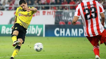 Robert Lewandowski schießt das 1:1 für Dortmund beim Spiel gegen Olympiakos Piräus in Griechenland. Am Ende verlieren sie 1:3.