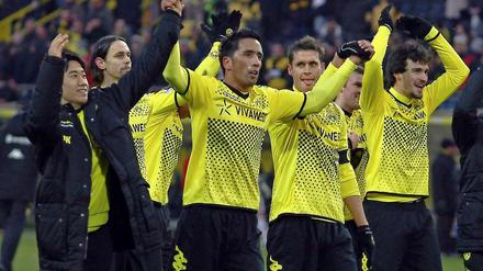 Die Dortmunder Mannschaft feiert gemeinsam mit ihren Fans den verdienten 1:0-Erfolg gegen Bayer Leverkusen.