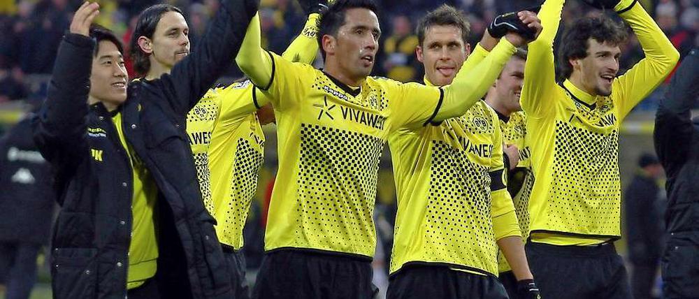 Die Dortmunder Mannschaft feiert gemeinsam mit ihren Fans den verdienten 1:0-Erfolg gegen Bayer Leverkusen.
