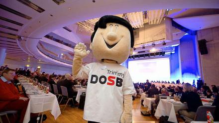 Bei der Veranstaltung "100 Jahre deutsches Sportabzeichen" waren nicht alle so begeistert wie das DOSB-Maskottchen Timmy.