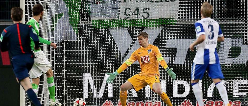 Dosts erster Streich: Der Niederländer (l., verdeckt) ließ Thomas Kraft beim 1:0 für den VfL Wolfsburg keine Abwehrchance.