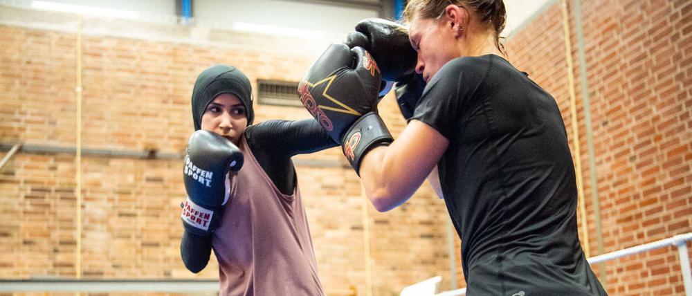 Das Urteil ist gefallen. Boxerinnen wie Zeina Nassar dürfen nun auch halbverschleiert in den Ring treten. 
