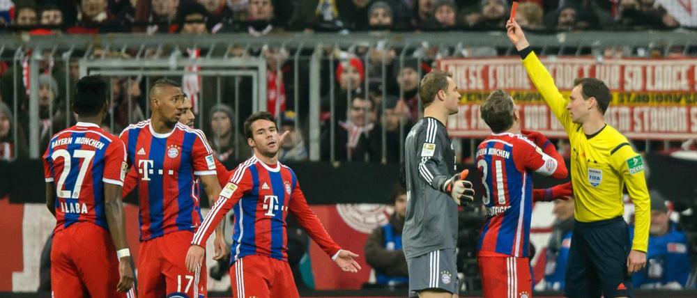 Umstrittene Szene: Bayern-Verteidiger Jerome Boateng (2. v. li.) sah nach einer Notbremse gegen Schalkes Sidney Sam die Rote Karte. Zusätzlich gab es noch Elfmeter für Schalke, Boateng wurde für drei Partien gesperrt.
