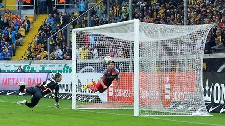 Drin? Nicht drin? Baris Özbek klärt im letzten Moment – zumindest scheint es so. Die Fernsehbilder zeigten, dass der Ball hinter der Linie war, doch das Tor zählte nicht.