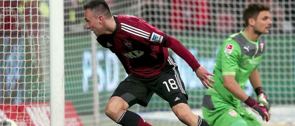 Mann des Spiels: Nürnbergs Doppeltorschütze Josip Drmic. VfB-Torwart Sven Ulreich kann nichts mehr machen.