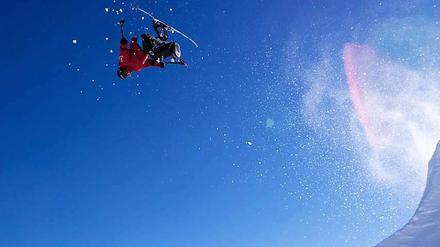 Ins Blaue hinein. Der Freestyle-Skifahrer Josh Dueck brach sich bei einem Salto den Rücken. Acht Jahre danach wagte der Rollstuhlfahrer das Kunststück erneut. 