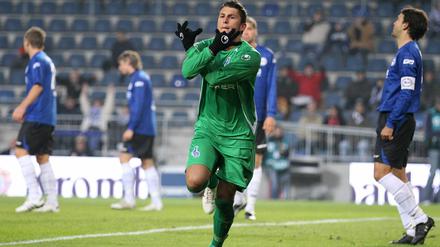 Der Duisburger Torschütze Sefa Yilmaz feiert seinen Treffer zum 1:0.