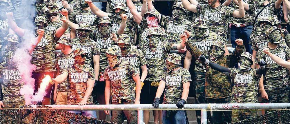Mit Hang zum Militärischen: Die Fans von Dynamo Dresden beim Auswärtsspiel in Karlsruhe.