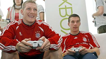 Zocker: Fußballprofis können es nicht nur auf dem Rasen, das zeigten schon Bastian Schweinsteiger (links) und Lukas Podolski.