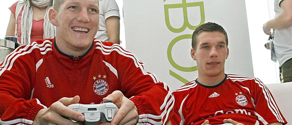 Zocker: Fußballprofis können es nicht nur auf dem Rasen, das zeigten schon Bastian Schweinsteiger (links) und Lukas Podolski.