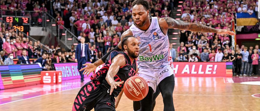 Selbst der beste Schütze an diesem Tag, Parker Jackson-Cartwright (l.) von den Telekom Baskets Bonn, konnte die Niederlage seines Teams nicht mehr verhindern.