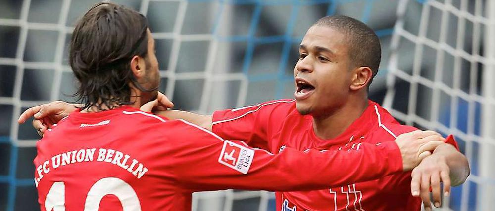 Freude und Genugtuung: Unions Chinedu Ede (r.) erzielte gegen seinen Ex-Klub Duisburg den entscheidenden 1:0-Treffer.