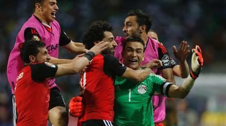 Jubel um Essam El Hadary: Die Ägypter wussten, bei wem sie sich für den Final-Einzug bedanken mussten. 