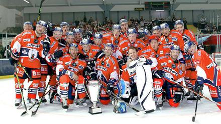 Gruppenbild mit Trophäe. Die Eisbären feiern in Salzburg den größten internationalen Erfolg der Klubgeschichte.