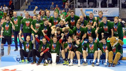 Fuchs, du hast den Pott gestohlen. Berlins Handball-Profis feierten am Wochenende ihren zweiten Erfolg im EHF-Cup nach 2015 - ausgerechnet in der Halle des Erzrivalen SC Magdeburg. 