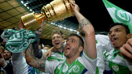 Jeder darf mal. Der Pokal auf Wanderschaft durch Wolfsburger Hände.