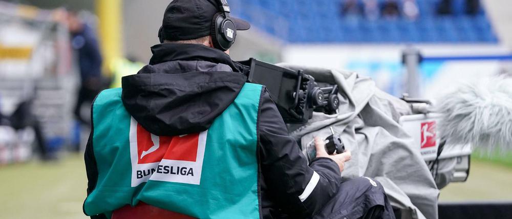 Ein Kameramann im Einsatz bei der Bundesliga. 