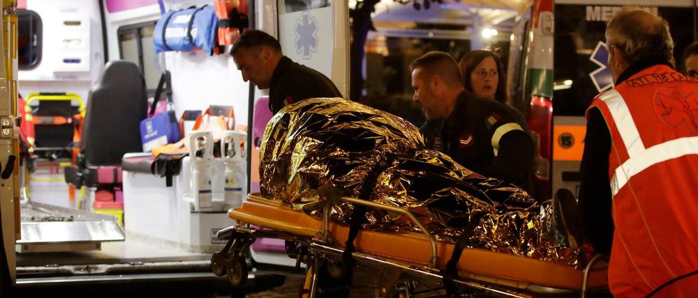 Italienische Rettungskräfte evakuieren eine Person, die bei dem Einsturz einer Rolltreppe an der U-Bahnstation Repubblica verwundet wurde.