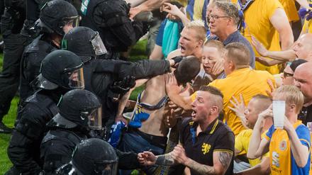 Braunschweiger Fans stürmten nach Spielende den Platz. Die Polizei verhinderte, dass die Braunschweiger den Wolfsburger Fanblock stürmen.