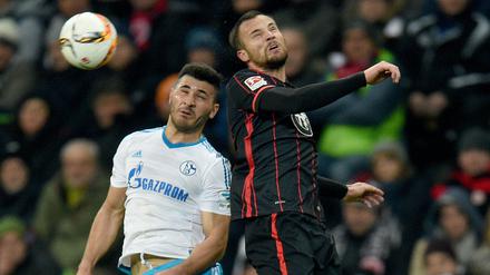 Zum Wegschauen. Der Frankfurter Haris Seferovic (r.) und der für Schalke spielende Sead Kolasinac kämpfen um den Ball.