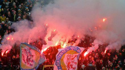 Braunschweiger Fans machen Feuer im eiskalten Frankfurter Stadion.