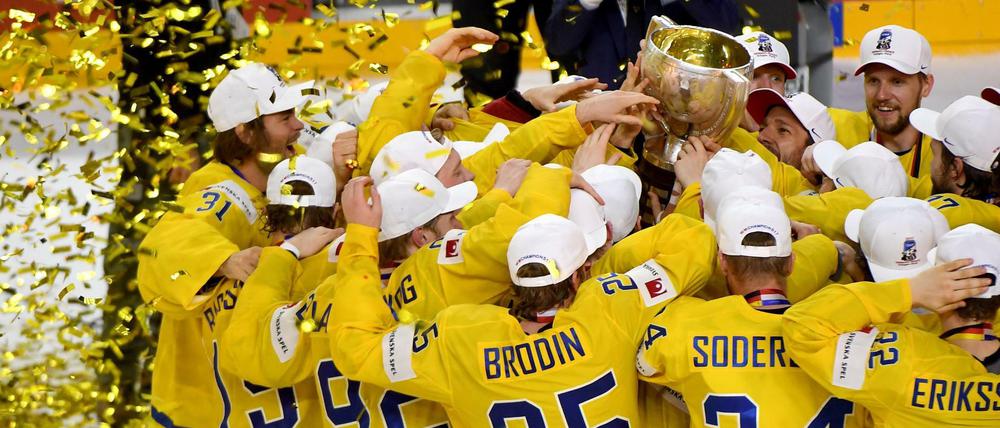 Party mit Pokal: Das schwedische Team nach dem Sieg gegen Kanada.
