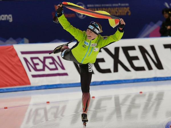 Claudia Pechstein feiert ihren zweiten Platz bei der Weltmeisterschaft im südkoreanischen Gangneung.