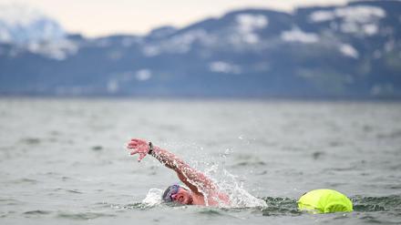 Extremschwimmer Paul Bieber schwimmt im Bodensee vor Wasserburg (Archivbild).