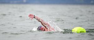 Extremschwimmer Paul Bieber schwimmt im Bodensee vor Wasserburg (Archivbild).
