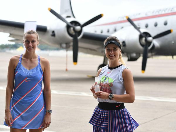 Bitte recht freundlich: Siegerin Elina Svitolina (rechts) und Petra Kvitova posieren vor dem Rosinenbomber.