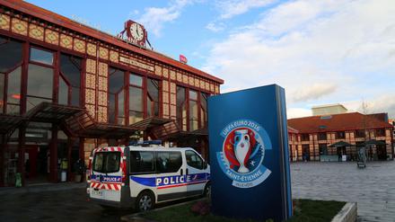 Findet die EM 2016 ohne Zuschauer statt? Ein Polizeiwagen schützt hier ein Stadion in St. Etienne.