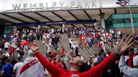 Fans vor dem Wembley-Stadion.