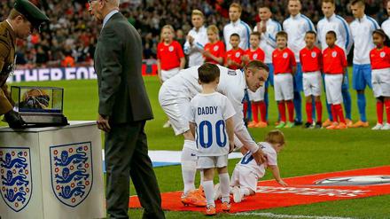 England und die Verbände. Wayne Rooney wird für sein 100. Länderspiel geehrt. Ohne Länderspiele wäre das Wembley-Stadion nicht abzubezahlen.