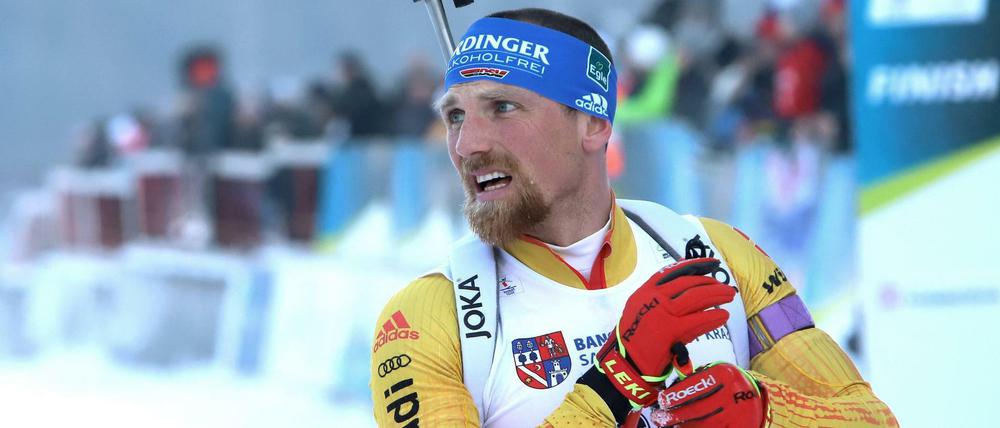 Spiegel, Spiegel, Schulterblick: Erik Lesser will bei seinem ersten Weltcup-Auftritt in diesem Jahr wieder in die Spur kommen.